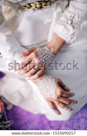 beautiful henna on bride hand