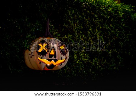 Fancy pumpkin dolls with lights, commonly used to decorate the garden during the Halloween season.