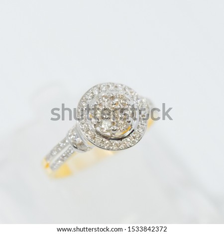 beauty diamond ring with gold