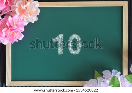 number 10, write with white chalk on the green wood board.