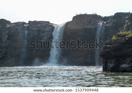 Saputara is reckoned to be the sole hill station in Gujarat. Blessed with natural beauty of waterfalls and lake Gira Falls