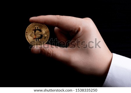 On a black background we look at a virtual currency, namely the cryptocurrency bitcoin