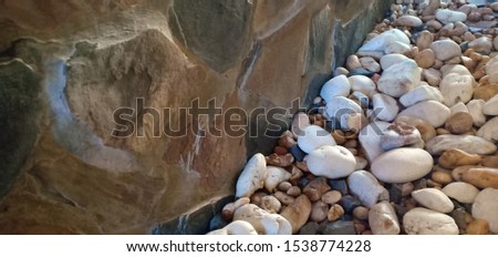 
Natural gravel wallpapers decorate the walkway.