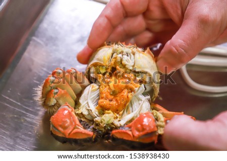 demonstration of fillet the hairy crab meat and oil
