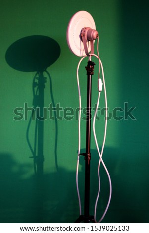 Green screen, lamp and shadow in front