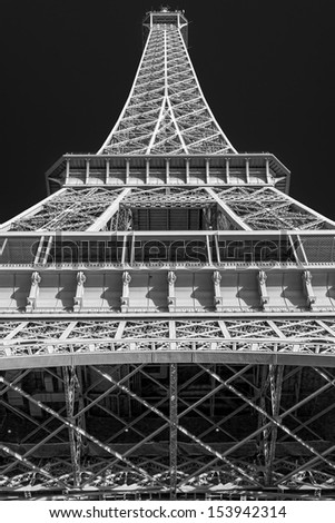 eiffel tower in black and white