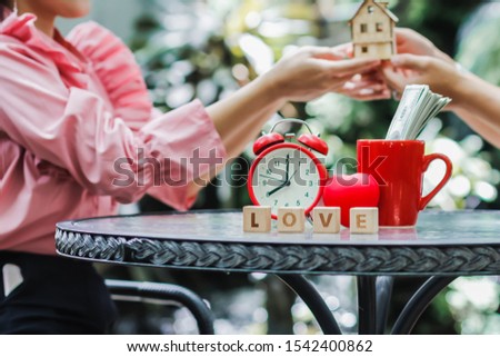Soft Focus,The idea of giving love and confidence to his lover and the promise to give stability to the family by building a house and giving time to the lover forever.Symbols of love and gift giving