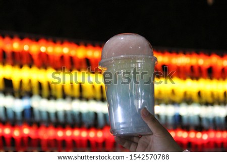 Cotton candy is made from sugar. There are many colors to choose from in plastic glasses.