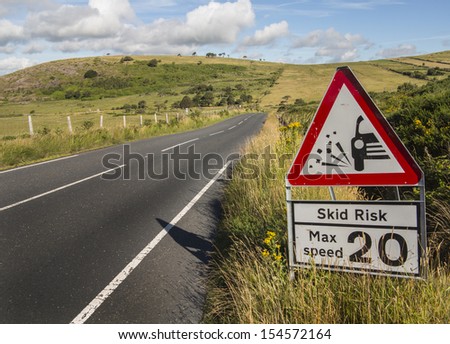 warning sign concerning dangerous road surface