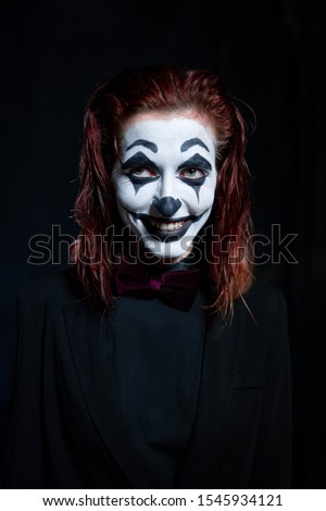 Makeup for Halloween: Image of a woman in a joker makeup smiling
