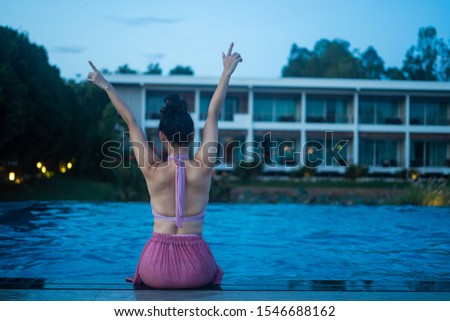 
The woman wearing a swimsuit sat with her back turned and was holding both arms in a victorian pose.