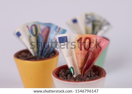 How to get rich quickly? Simpel: Plant some banknotes, Seriously, investing your euro's is maybe a better idea, so these money pots symbolises your investment: Your money will grow!