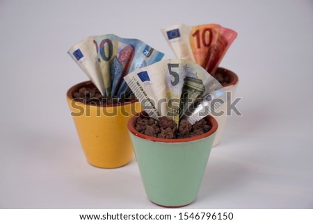 How to get rich quickly? Simpel: Plant some banknotes, Seriously, investing your euro's is maybe a better idea, so these money pots symbolises your investment: Your money will grow!
