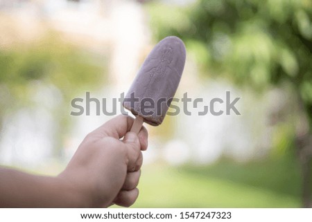 
Chocolate ice cream handle During hot weather