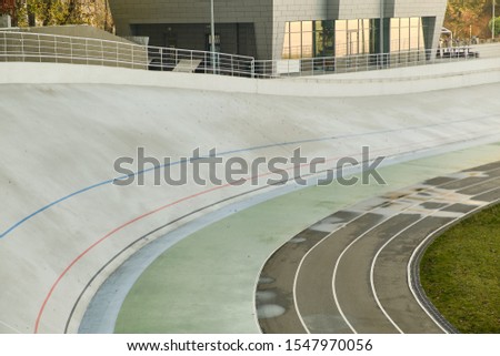 The semicircle of the track is light green and brown.