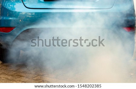Car with strong exhaust smoke cloud