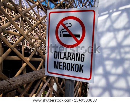 Dilarang merokok (no smoking) sign.
