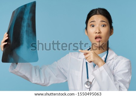 Doctor woman surprised look x-ray