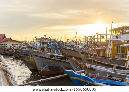 seaside view of a fish market with boats lining up