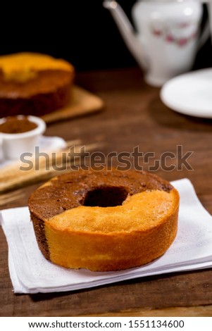two flavor cake divided in half, brown and orange