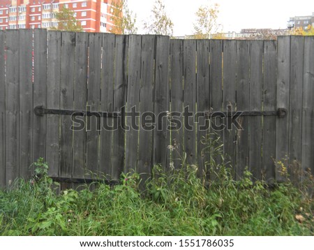 Photo of a background with an old wooden gate in Pervouralsk.
