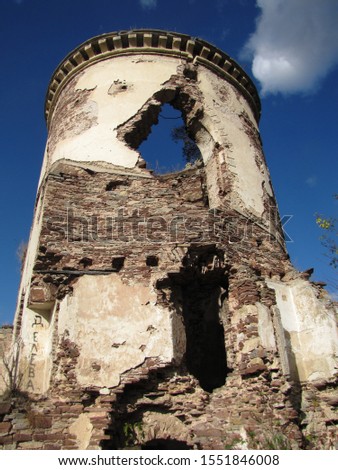 
Photos of the ruined castle tower					
