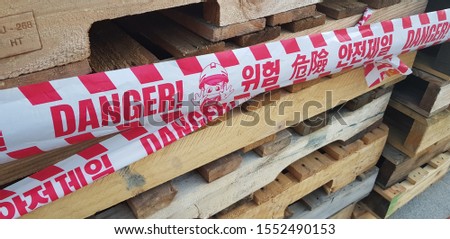 wood pallet with Korean danger sign tape