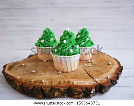 green cupcakes in the shape of a Christmas tree
