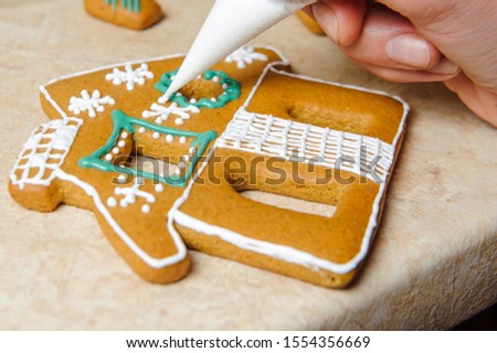 gingerbread house decoration on the kitchen table2