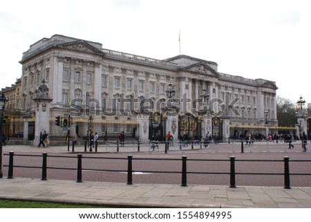 Facade of Buckingham Palace, residence of the royal family in London (UK)