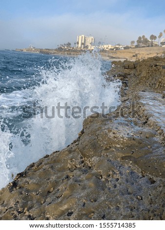 Waves crashing against the rocks at La Jolla Beach 