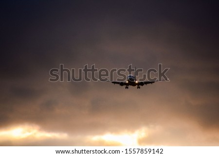 Photo picture Silhouette airplane flying on the sky