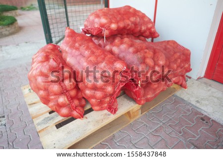 bag of onions large on a pallet