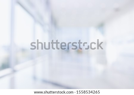 BLURRED OFFICE BACKGROUND, SPACIOUS LIGHT BUSINESS HALL, MODERN LARGE GLASS WALLED INTERIOR