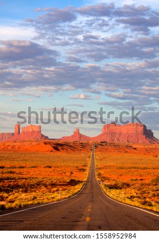 One of the most famous images of the Monument Valley is the long straight road (US 163). Monument Valley Tribal Park, Nabajo Nation, Arizona/Utah, USA.