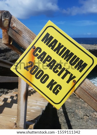 Maximum capacity 2000 kilograms sign