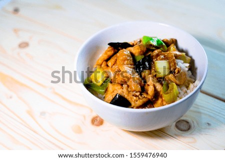 Stir-fried chicken with dried chilli and Japanese leak in a white bowl