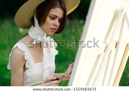 woman model paints for painting paints a picture