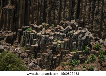 Photo taken near Huasca de Ocampo in the Mexican state of Hidalgo
Basaltic columns are regular formations of more or less vertical pillars, shaped like polygonal prisms, 