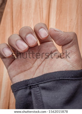 A close up pic of a hand