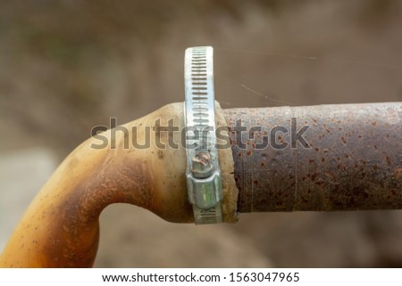 Clamp on the rustic water pipe 
