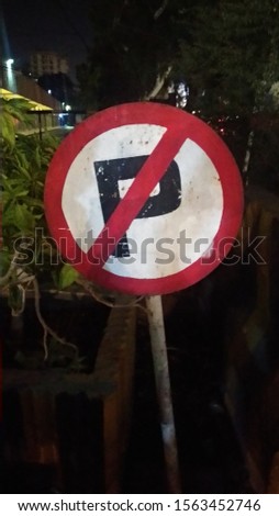 No parking Sign outside a hotel