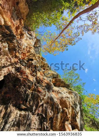 The cave walls have apertures and beautiful skies in the forest. (Chaeng Cave, San Don Kaeo Subdistrict Mae Tha District, Lampang Province)