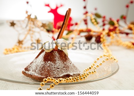 Pyramid cake frosted in a Christmas arrangement