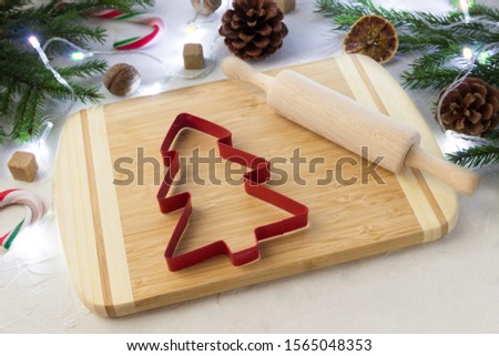 Kitchen tools for the sentence of Christmas cookies.