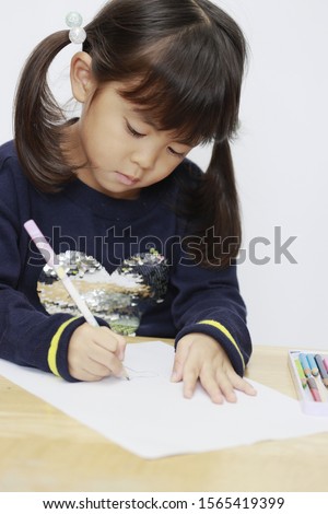Japanese girl drawing a picture (4 years old)