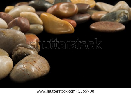 Mixed lot of stones lying in a curve