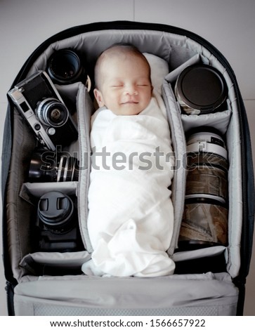 Set up baby newborn in the bag of photography with accessory photograph.  