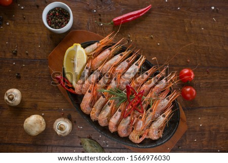 Pan cooked shrimp with lemon and red pepper.