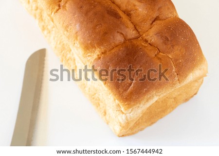 A loaf of bread and a bread knife